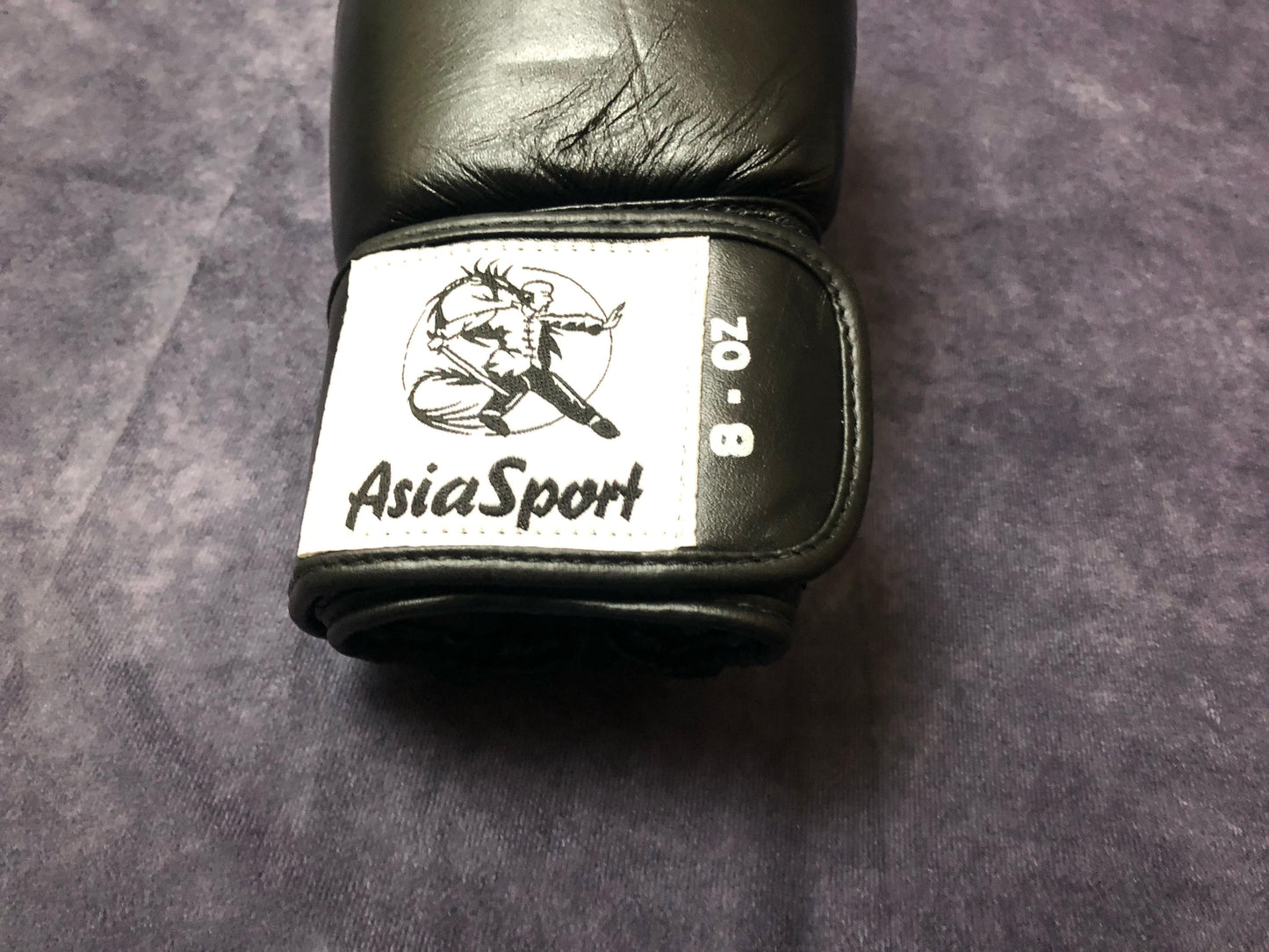 Details vom AsiaSport Boxhandschuh