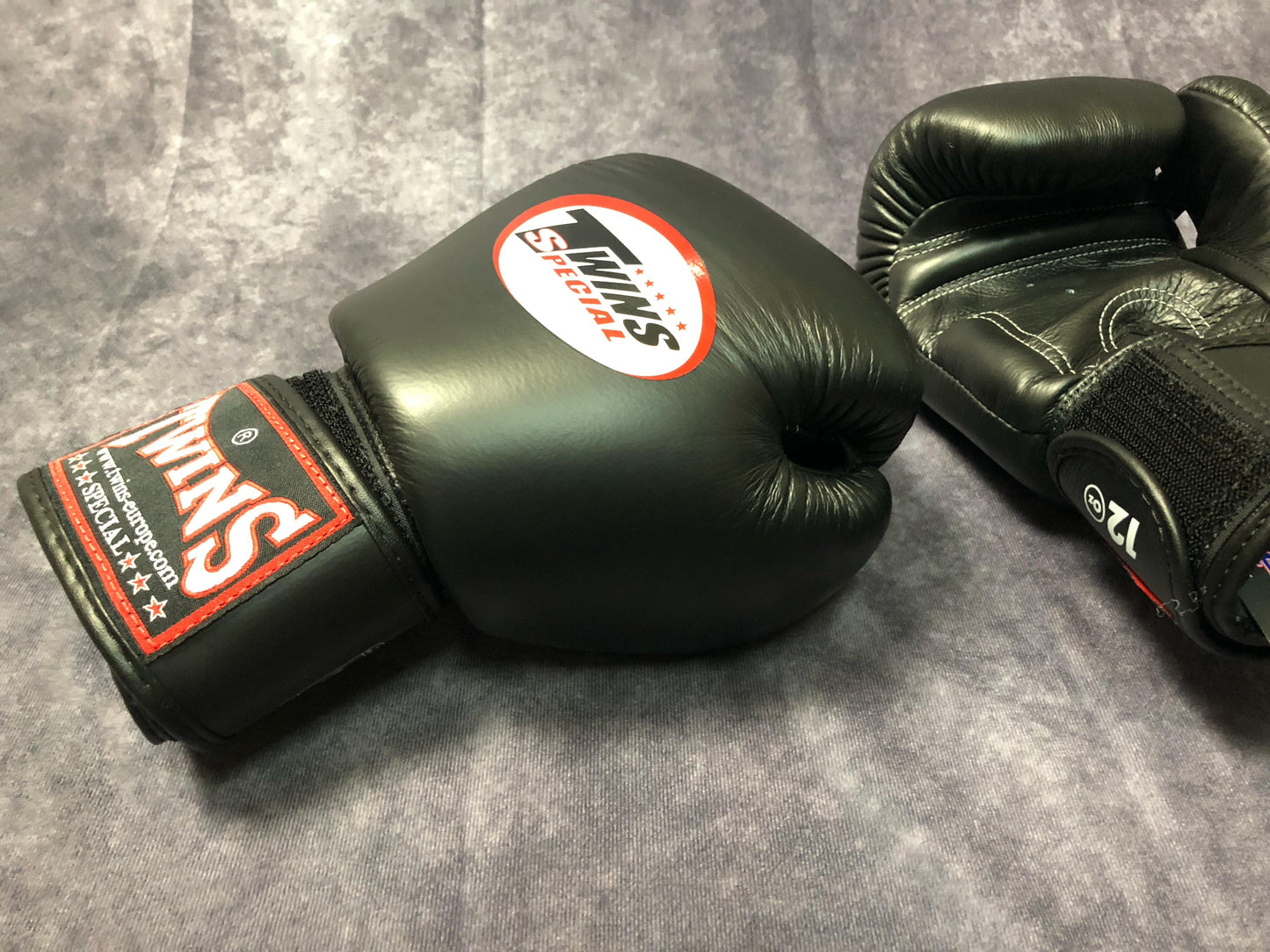 Schwarze Twins Boxhandschuhe