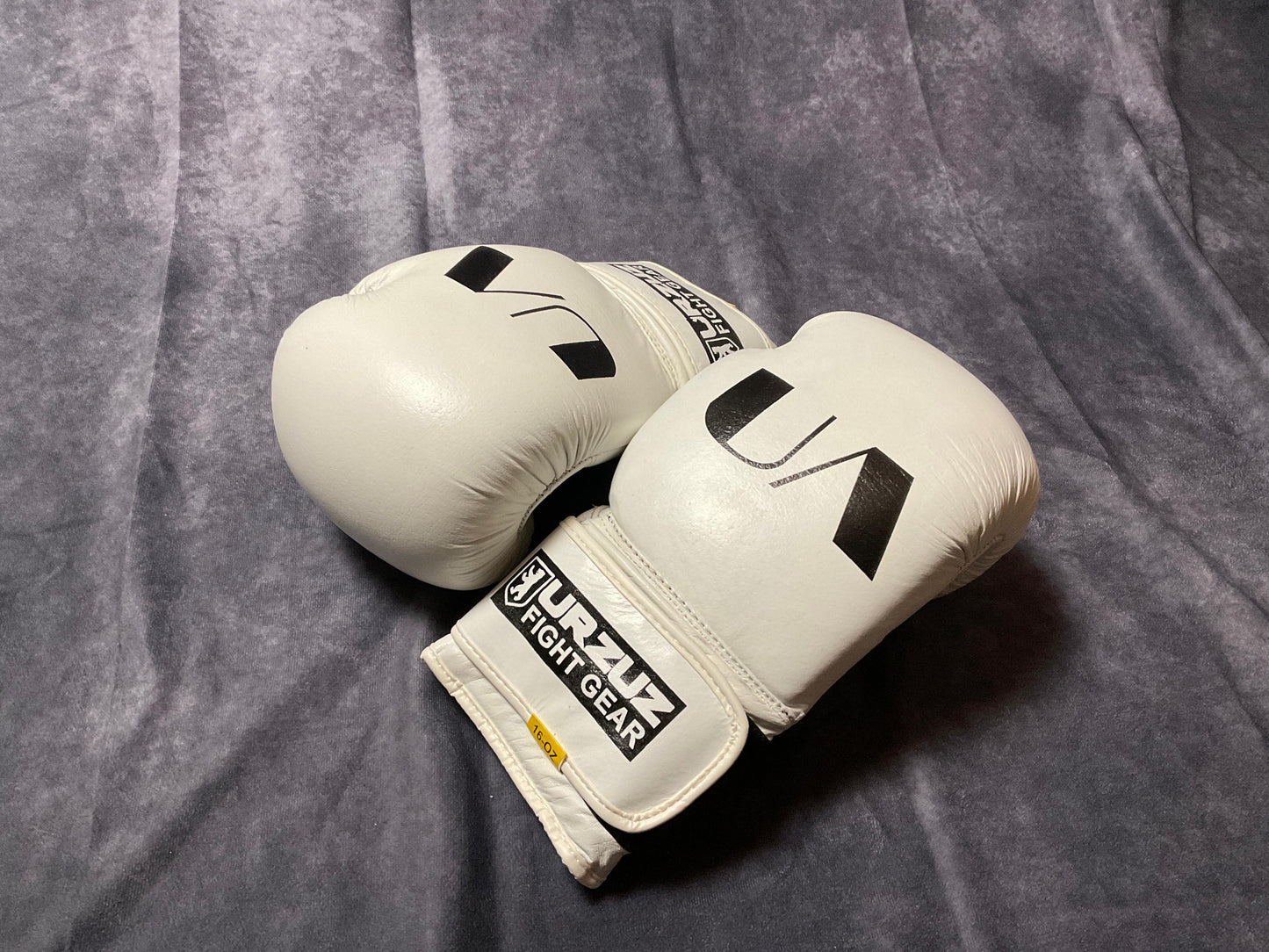 Weiße Boxhandschuhe von Urzuz Fightgear