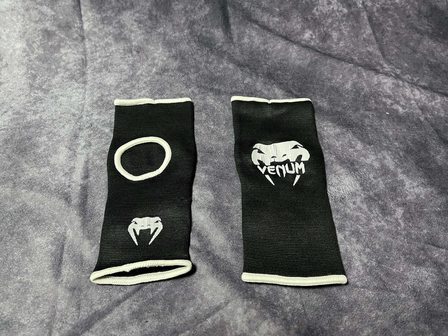 Ein Paar VENUM Innenhandschuhe