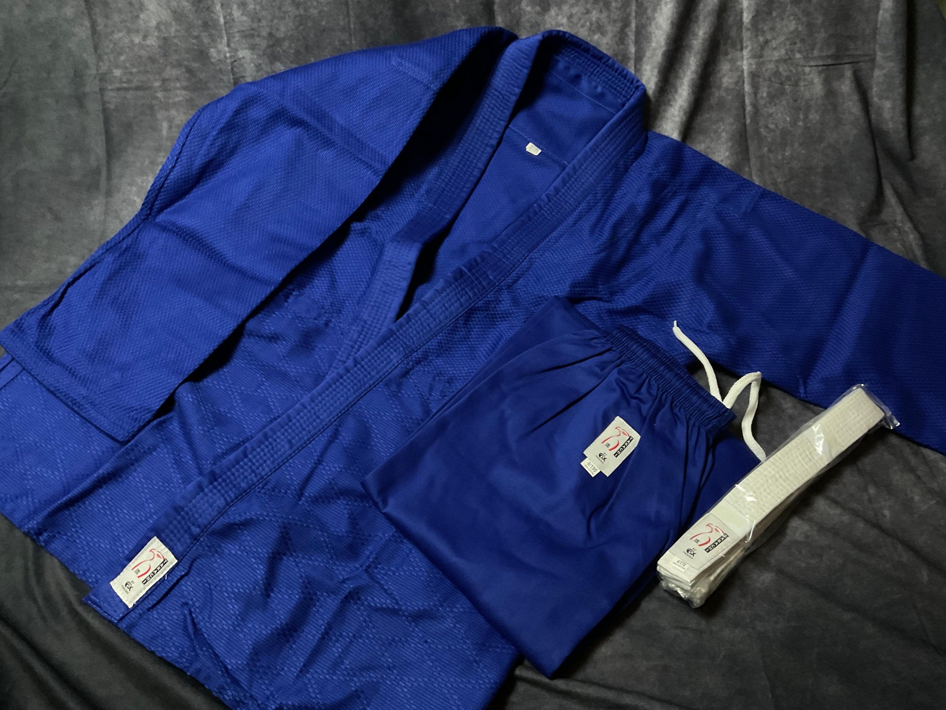 Blauer Judo und Aikido Anzug