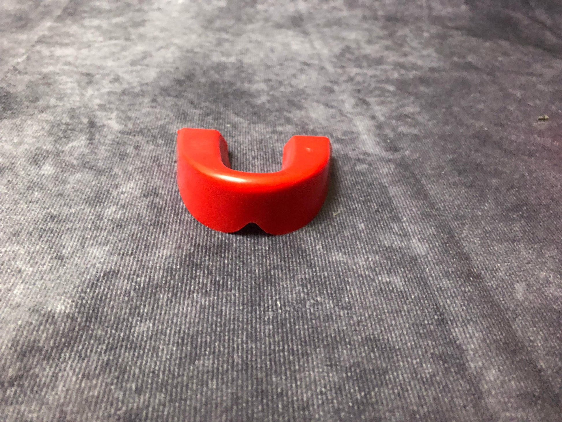 Mundschutz mit Zahnbox rot