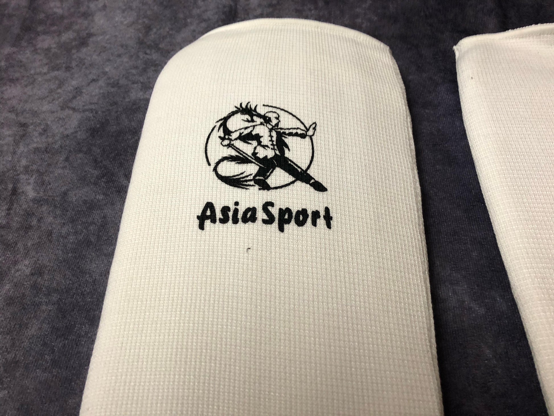 Weiße Schienbeinschoner von AsiaSport